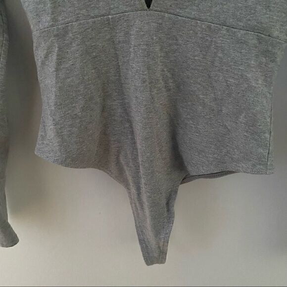 ARITZIA TNA Low Cut Long Sleeve Bodysuit Top In Light Grey ~ Size M Medium - Picture 6 of 7